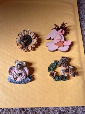 4 cute brooches multicolored